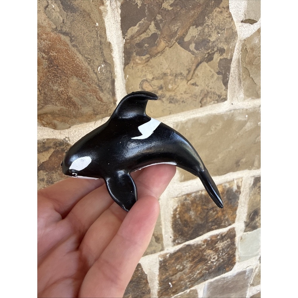 Vintage Free Willy PVC Figure Long John Silvers LJS Kids Meal Toy Orca Whale